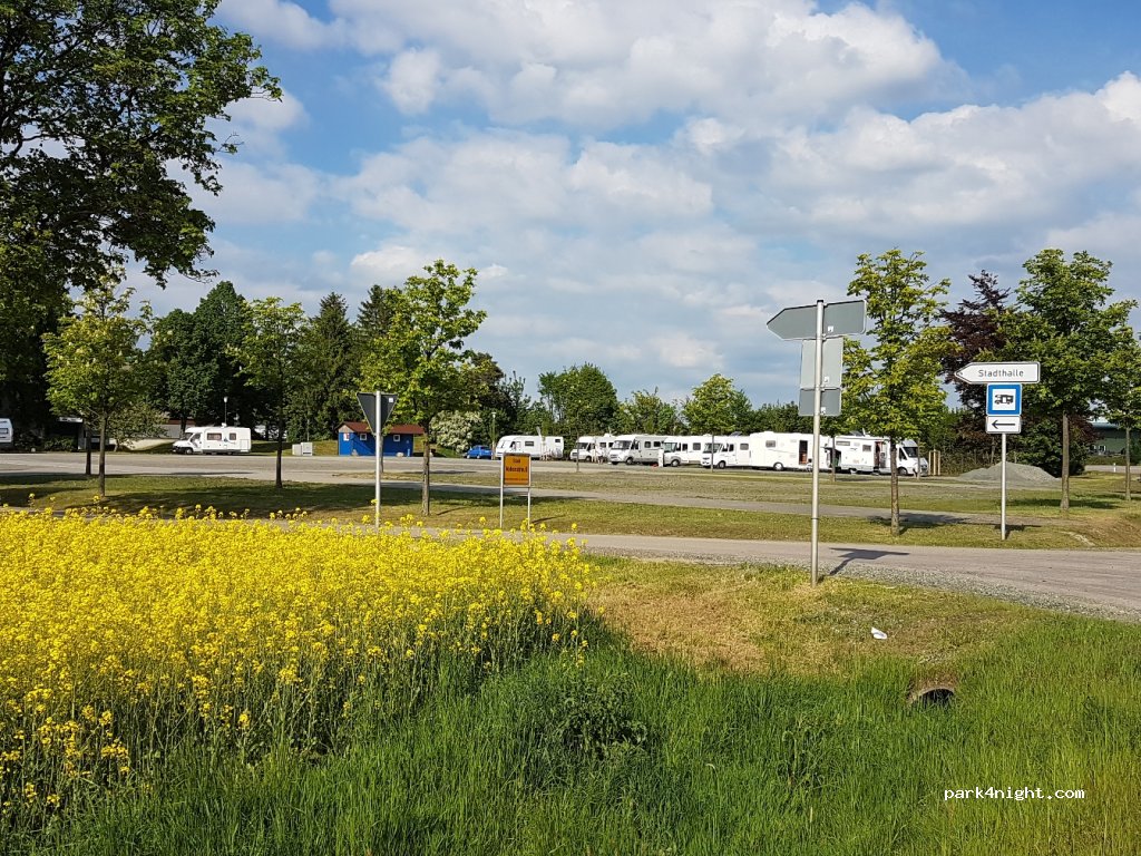 Wohnmobilstellplatz an der Stadthalle — foto