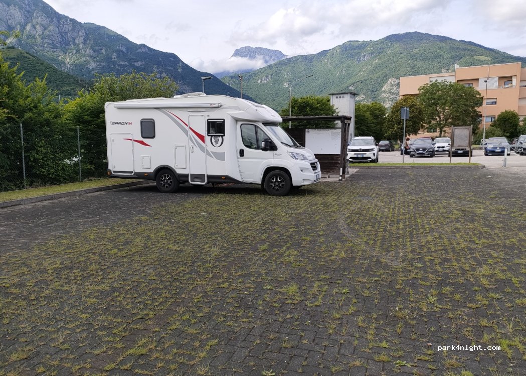 Area Sosta Camper Montereale Valcellina — foto