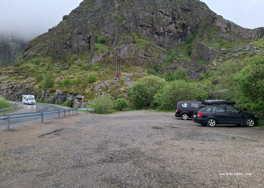 (8312) Henningsvær - Henningsværveien — foto