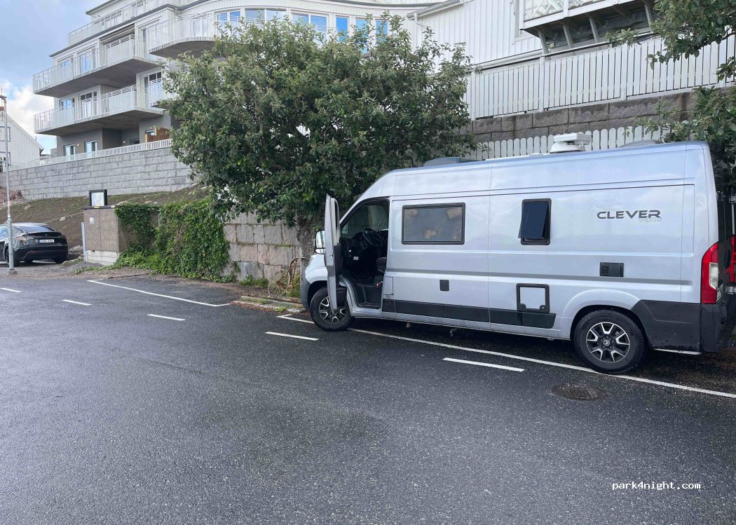 (457 40) Fjällbacka - 2 TRAPPGATAN — foto 3