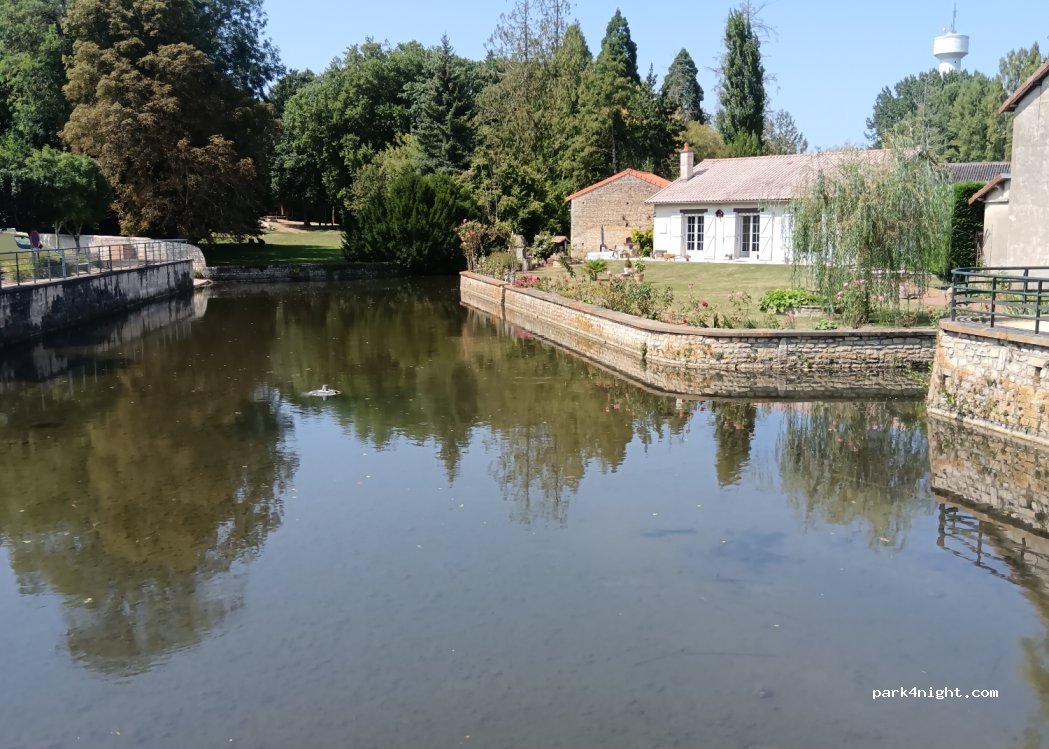 (86190) Vouillé - Rue Clovis — foto 4