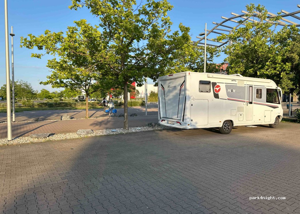 (06237) Leuna - Unnamed Road — foto