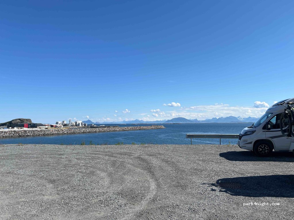 (8764) Lovund - 7 Tørrtangvika — foto