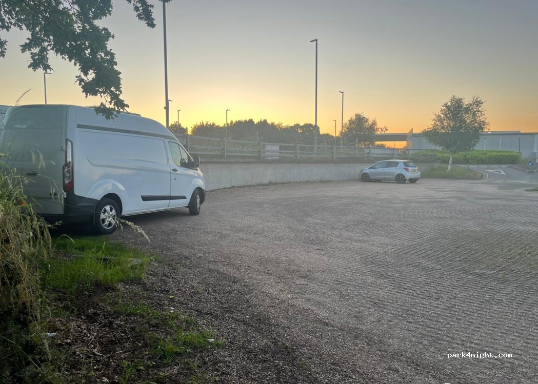 (SG18 0NA) Biggleswade - Bells Brk — foto