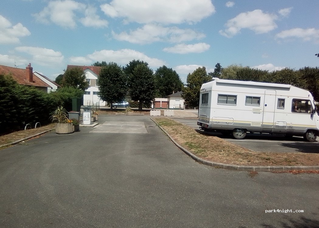 (23600) Boussac - 4-10 Avenue des Bancs Verts — foto 4