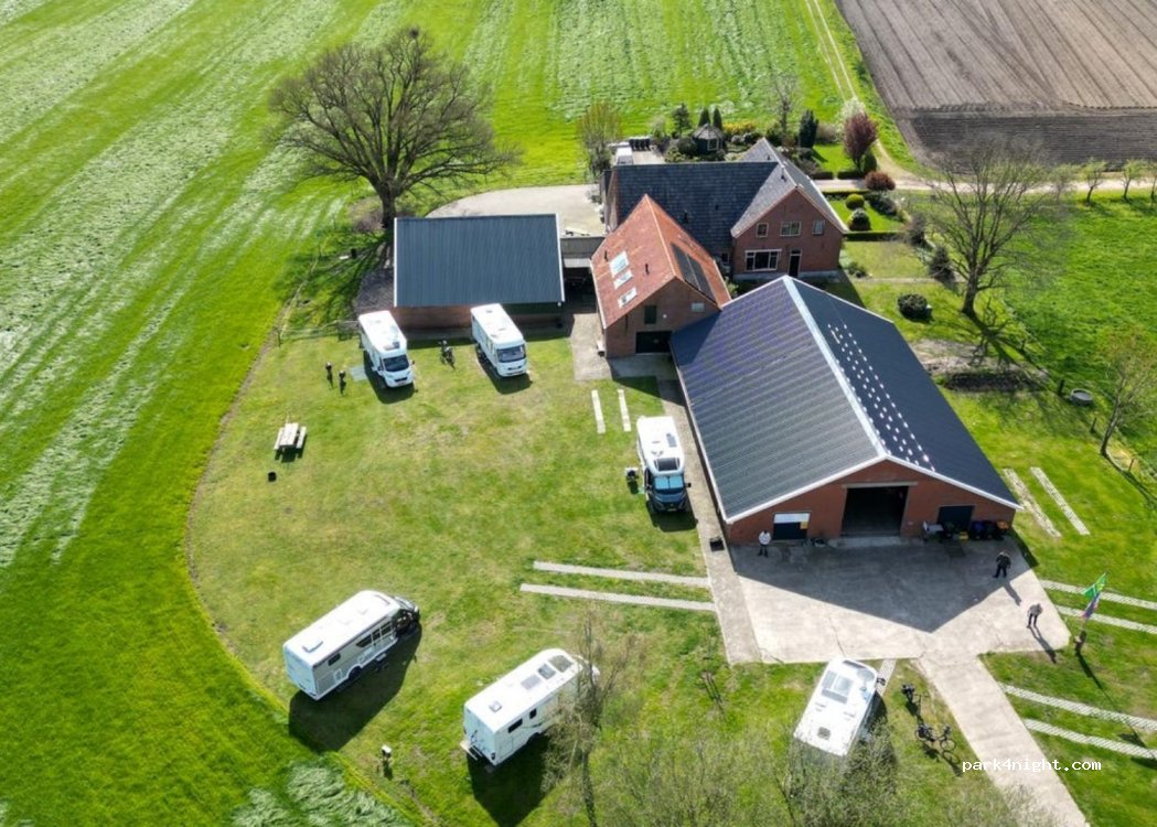Groenlocamperplaats Op een Bult — foto