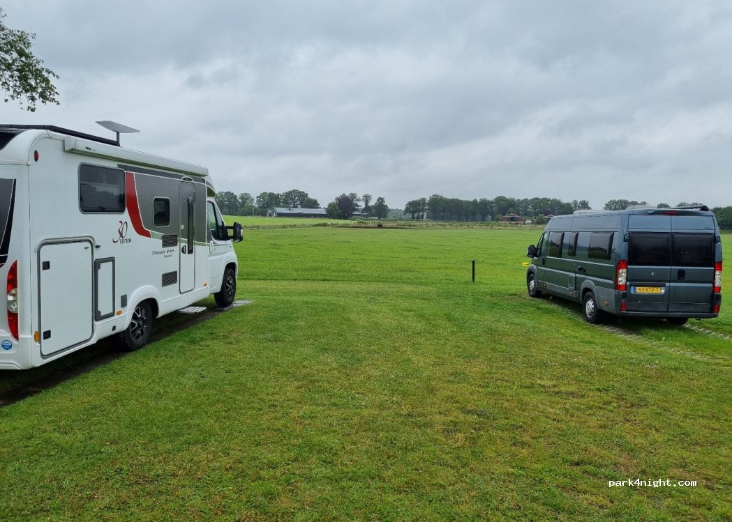 Groenlocamperplaats Op een Bult — foto 3