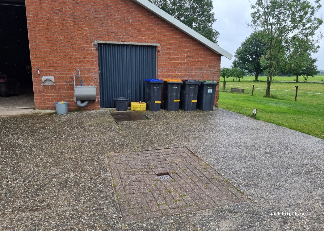 Groenlocamperplaats Op een Bult — foto 5