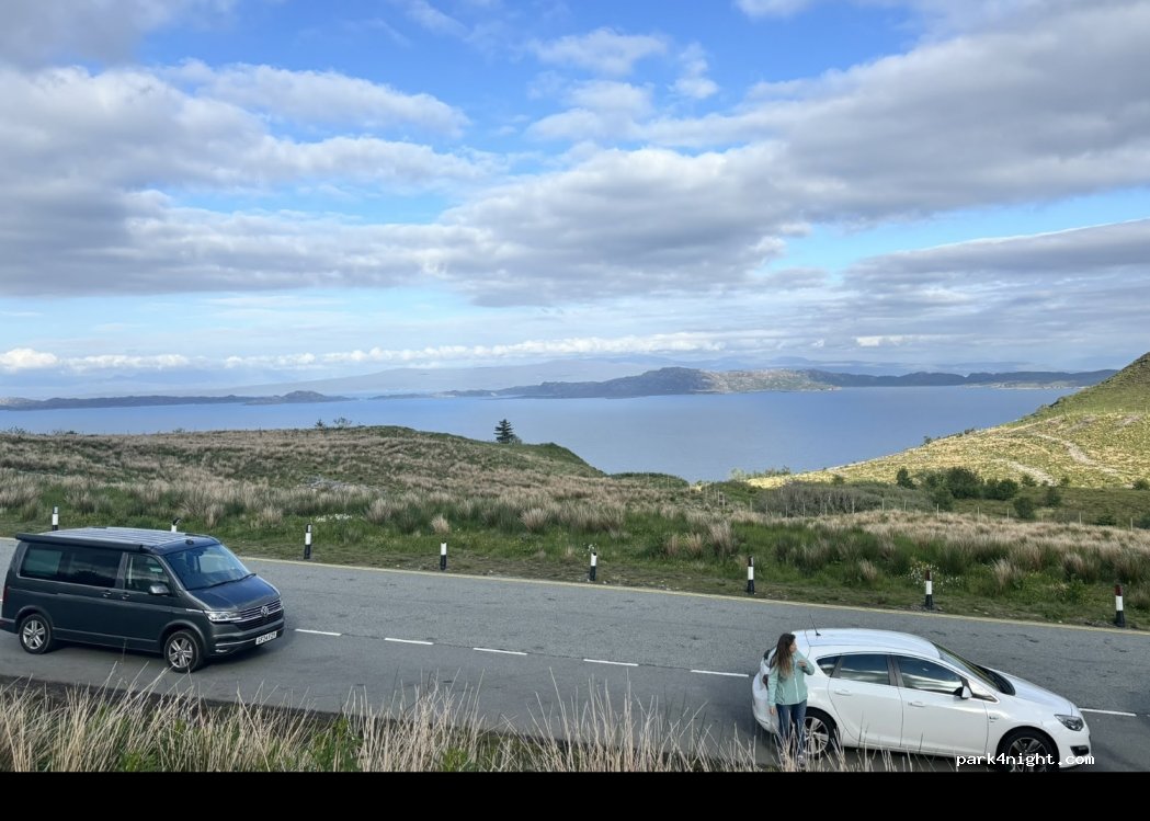 (IV51 9HX) Portree - A855 — foto