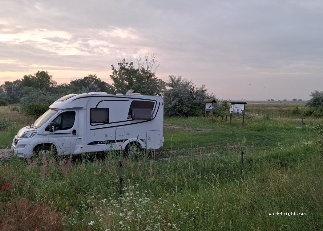 (2345) Apaj - Unnamed Road — foto