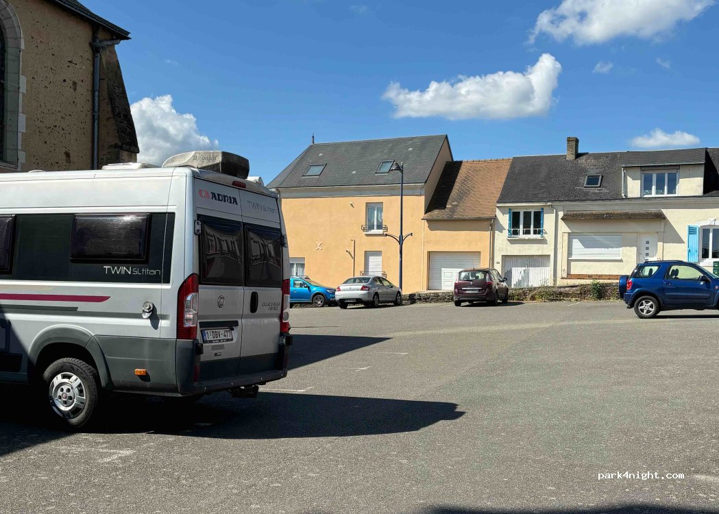 (72230) Moncé-en-Belin - 14 Place de l'Église — foto