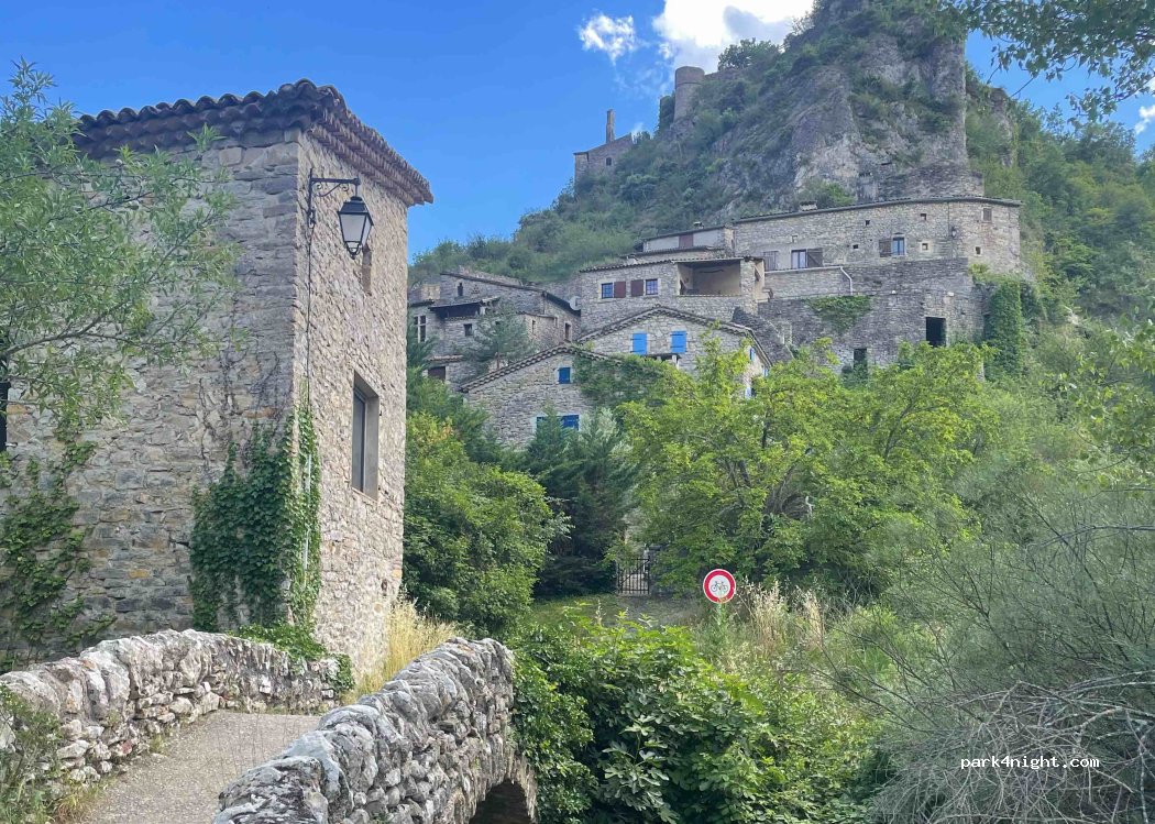 (07200) Rochecolombe - 30 Ruelle du Vieux Village — foto 2