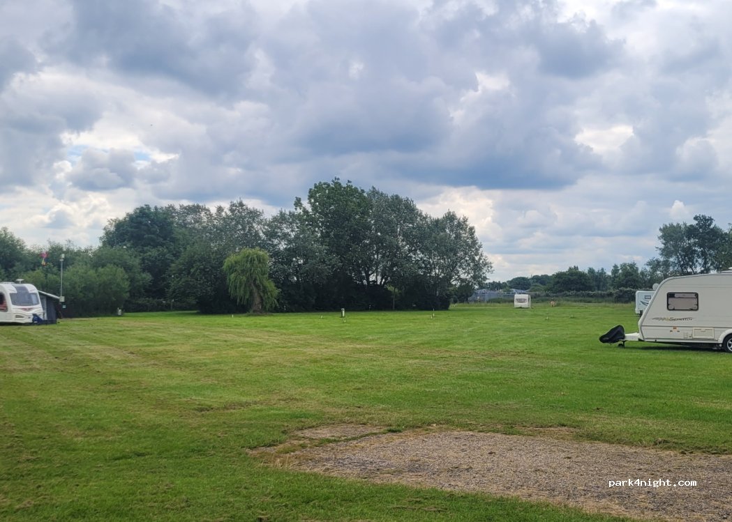 Walton on Thames Camping and Caravanning Club Site — foto 2