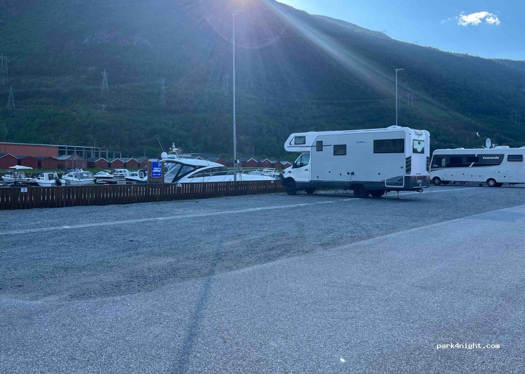 Bobilparkering Sunndalsøra — foto