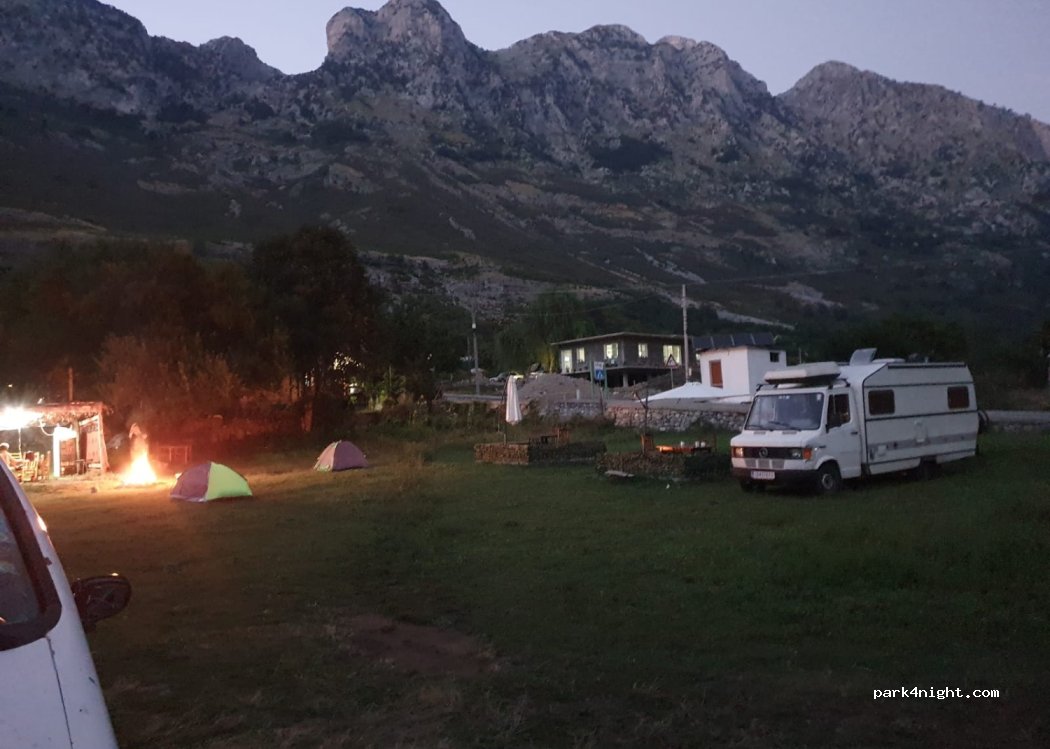 Camping/Cabina/Restorant Tradicional/Bus/Taksi-Theth — foto