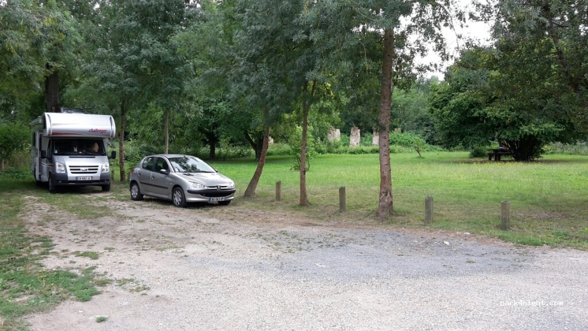 (33490) Saint-Macaire - 5 Le Bourg — foto 2