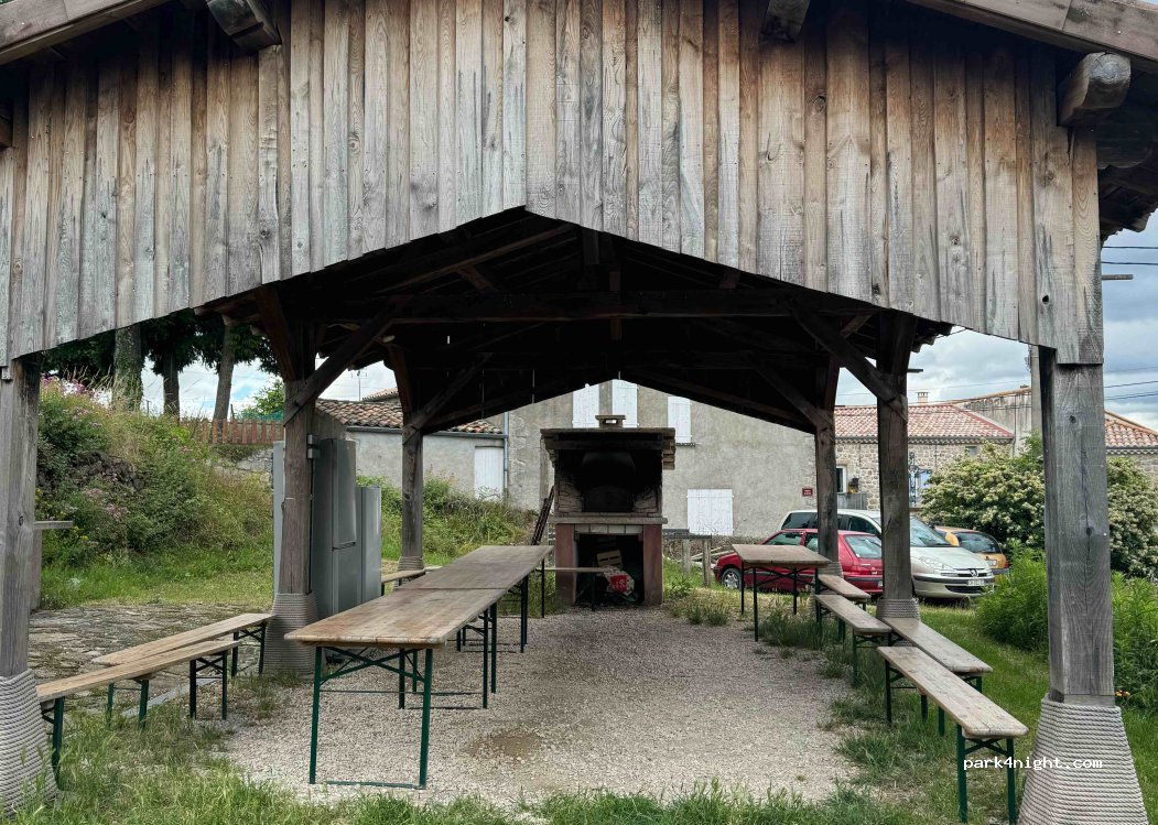 (07190) Saint-Étienne-de-Serre - 5 Place de la Halle — foto 2