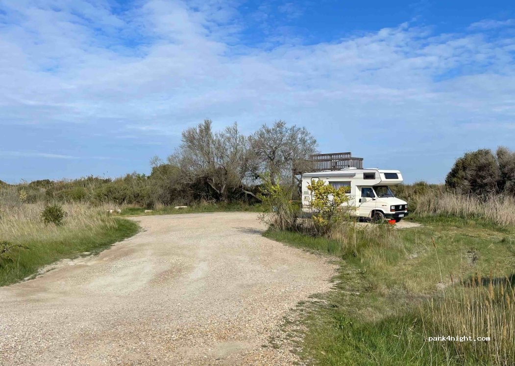 (13200) Arles - Route de Fielouse À Sambuc — foto 3