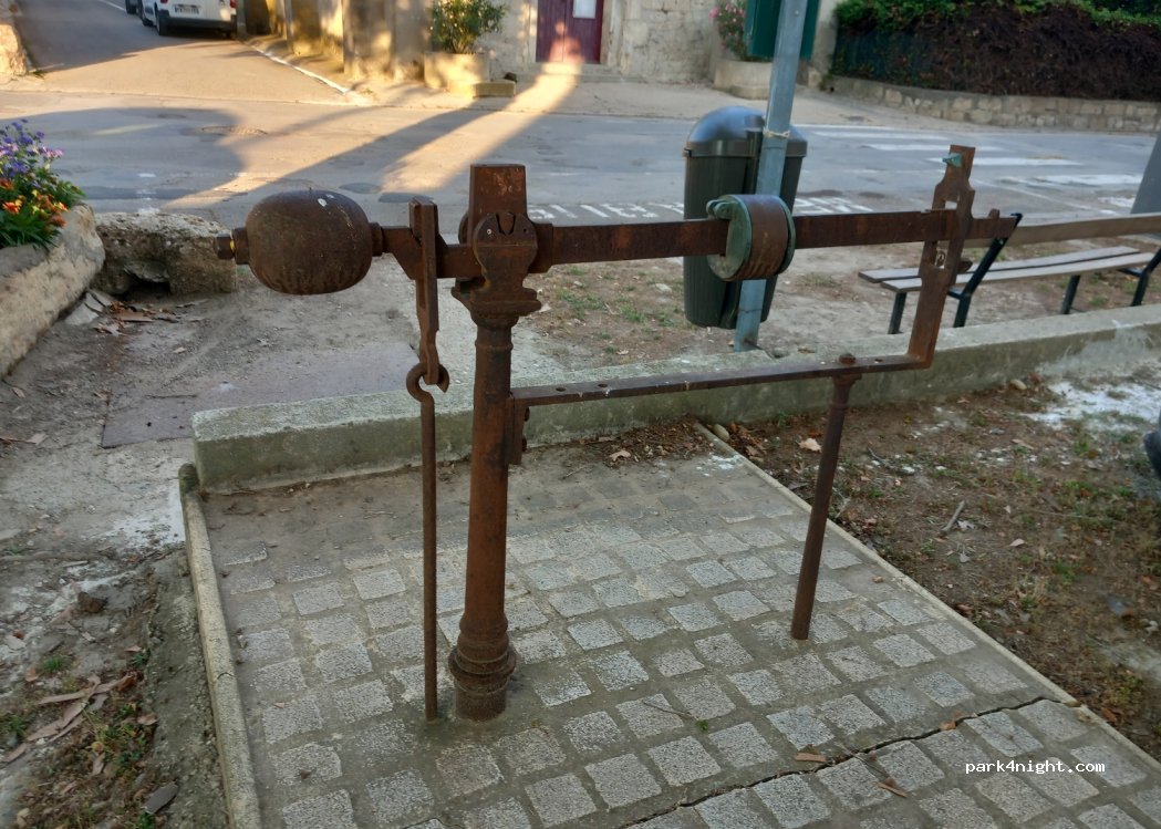 (13200) Arles - 1 Place du Grand Mas — foto