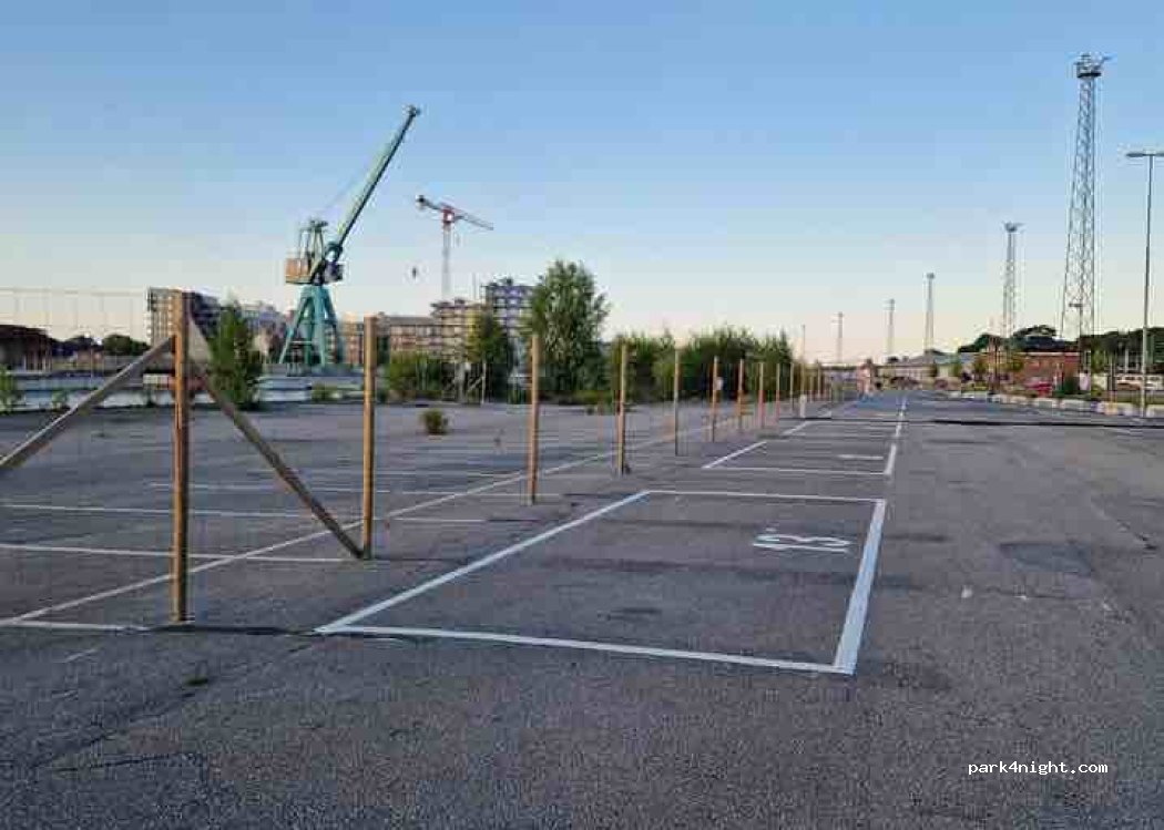 Ställplatser för husbil i Inre hamnen — foto