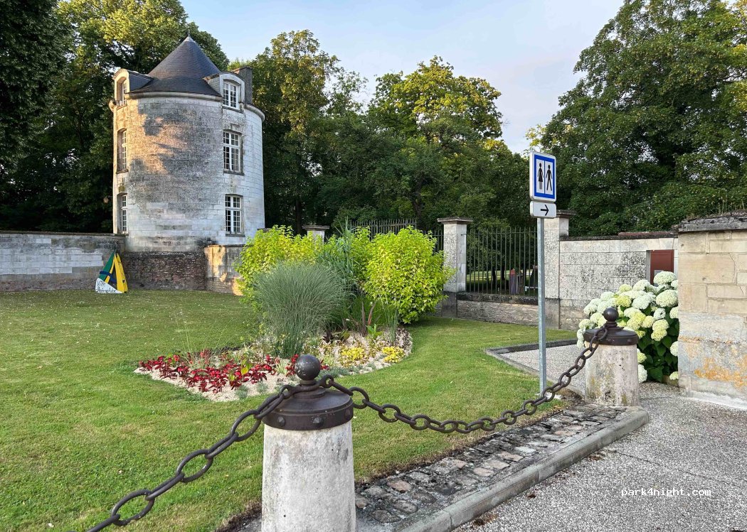 (10700) Arcis-sur-Aube - 15 Place des Héros d'Arcis — foto