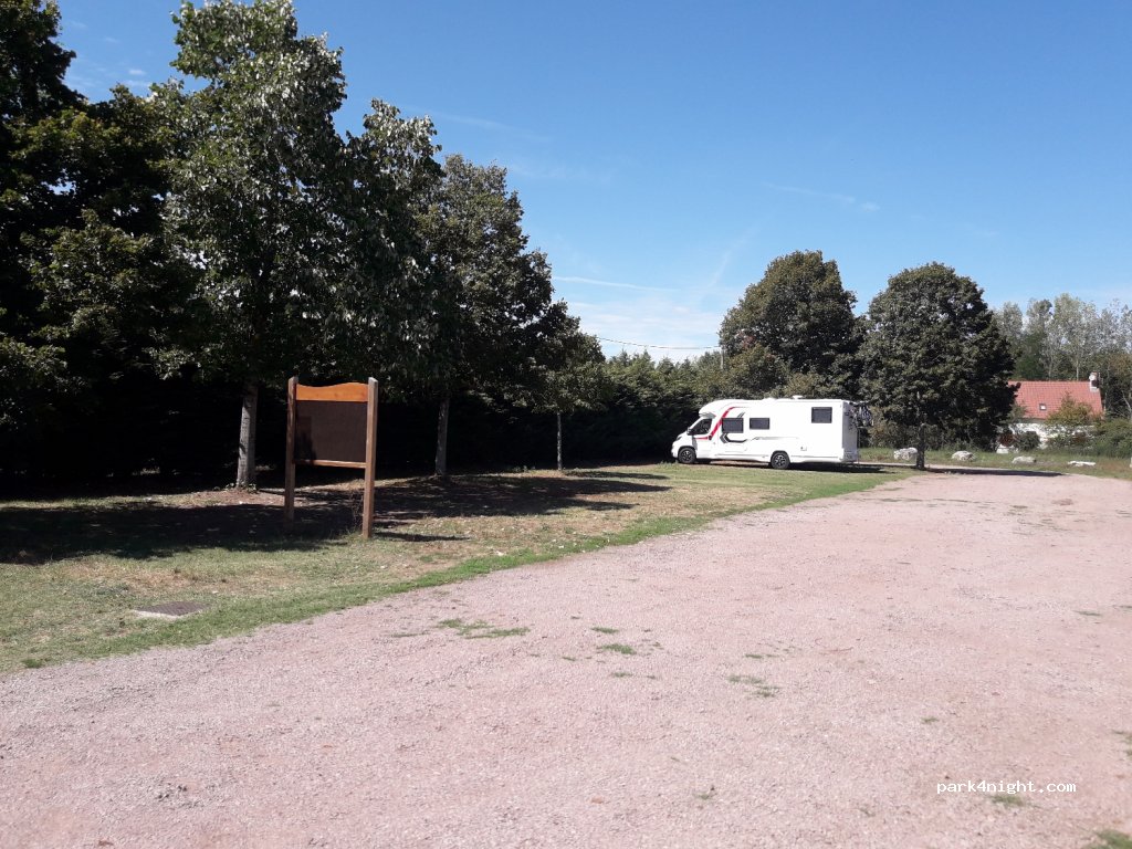Aire de camping-cars Ainay-le-Vieil — foto
