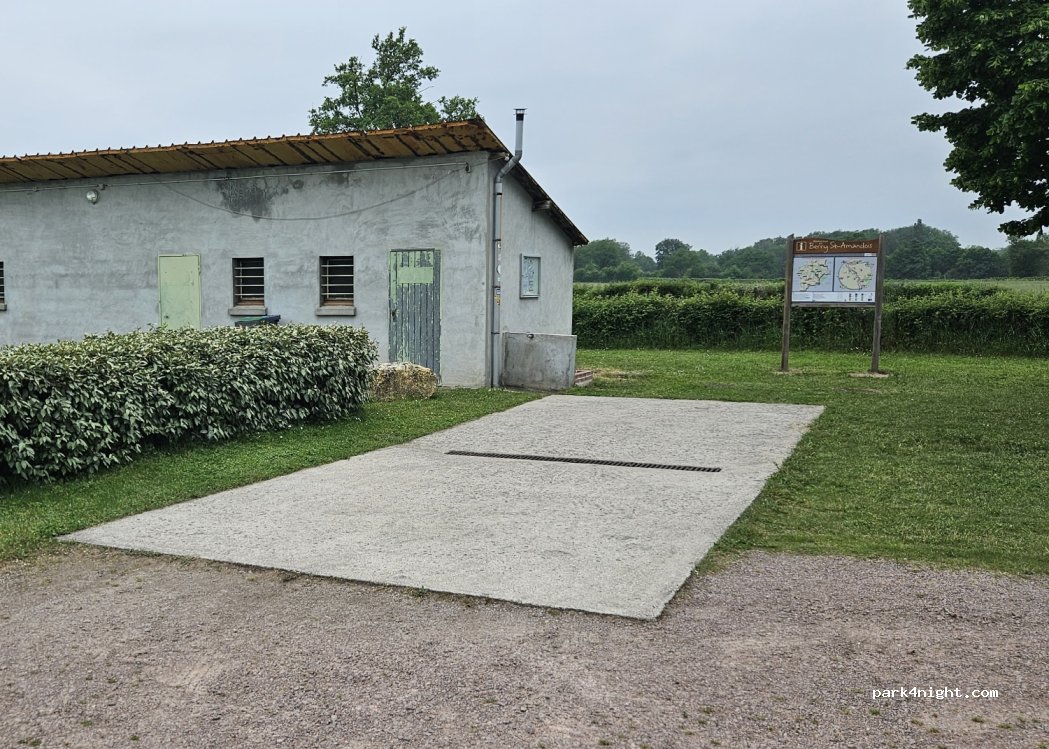 Aire de camping-cars Ainay-le-Vieil — foto 4