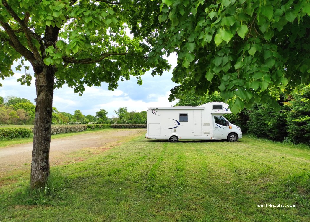 Aire de camping-cars Ainay-le-Vieil — foto 5