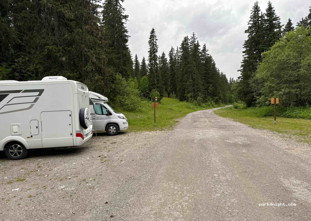 (73550) Les Allues - Unnamed Road — foto