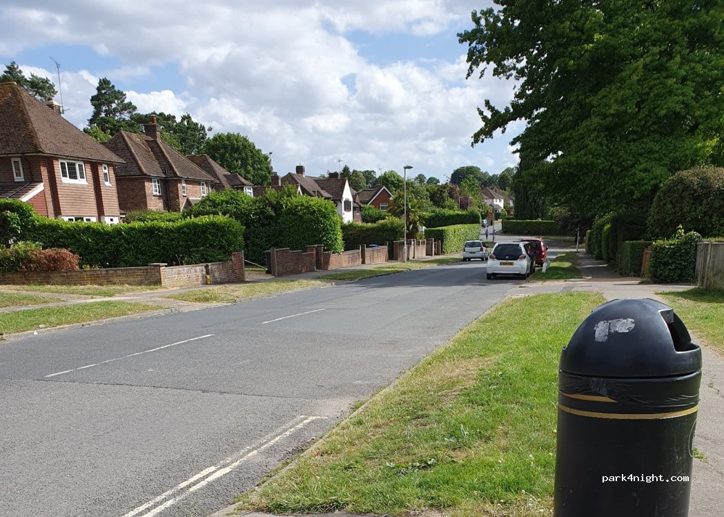 (RH19 1PN) East Grinstead - 4 Halsford Park Road — foto