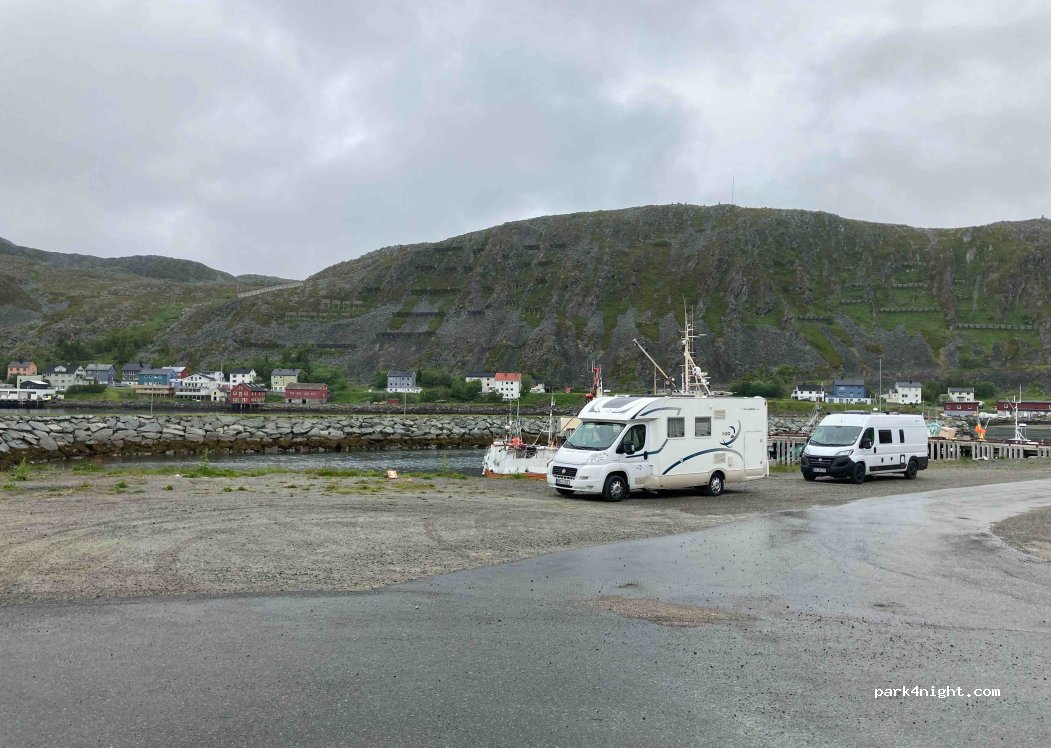 Kjollefjord motorhome parking and carriage space — foto