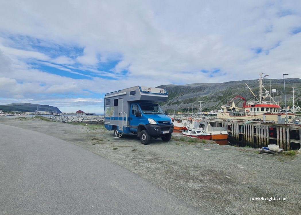 Kjollefjord motorhome parking and carriage space — foto 3