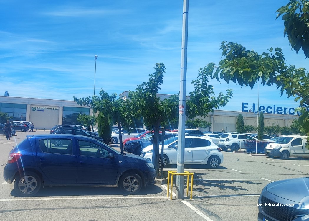 (30133) Les Angles - 1 Avenue de Tavel — foto