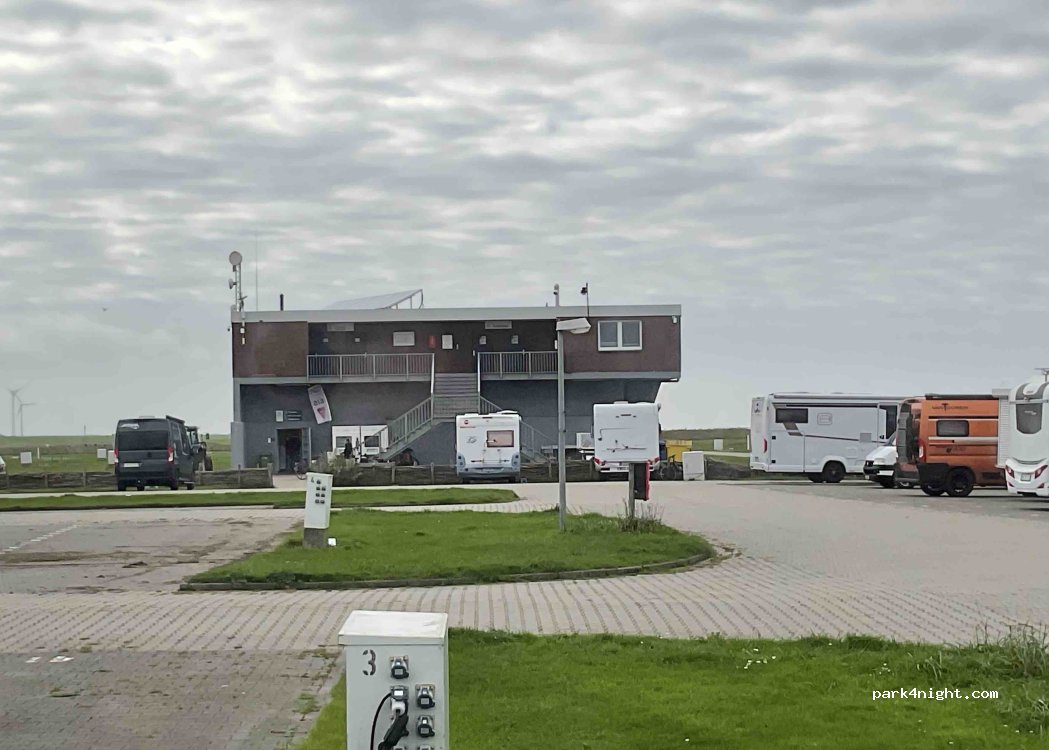 Wohnmobilstellplatz am Campingplatz in Harlesiel — foto 3