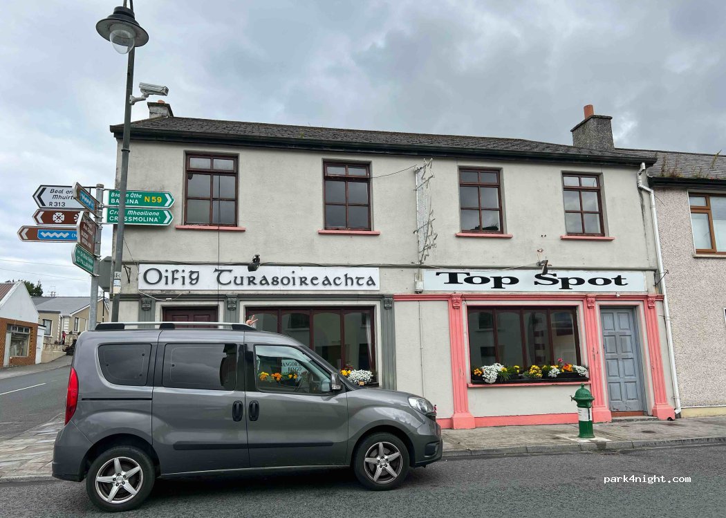 (F26 X9D0) Bangor Erris - Main Street — foto