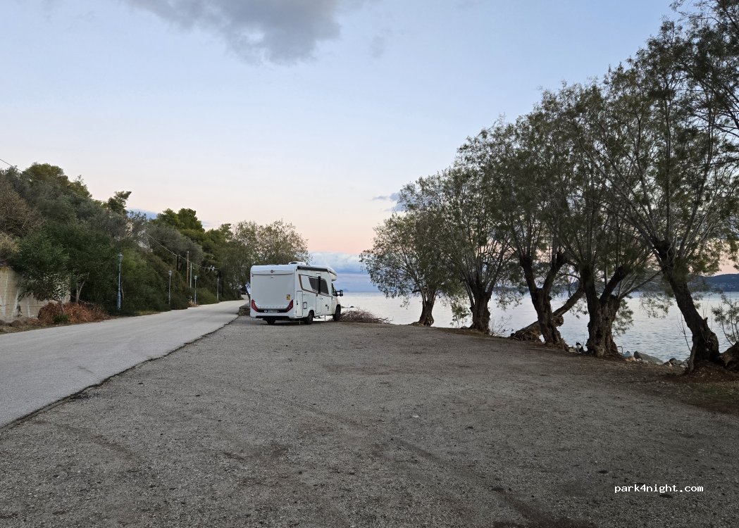 (180 30) Trizinia - Unnamed Road — foto 2