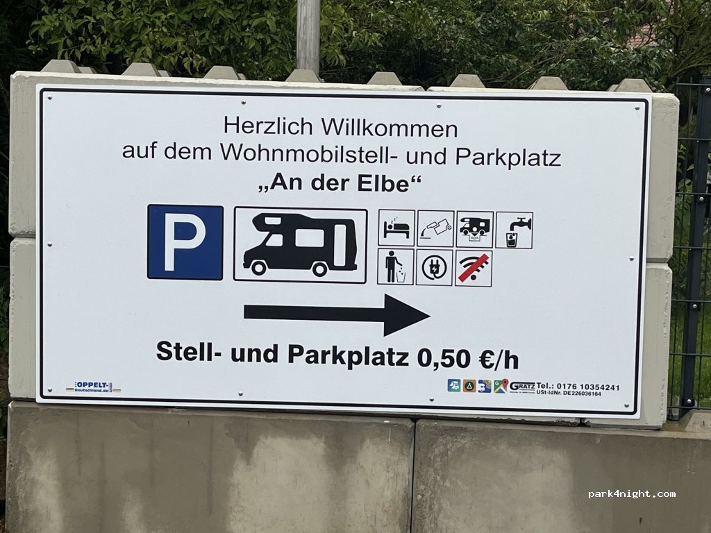 Wohnmobilstell- und Parkplatz  „An der Elbe“ — foto