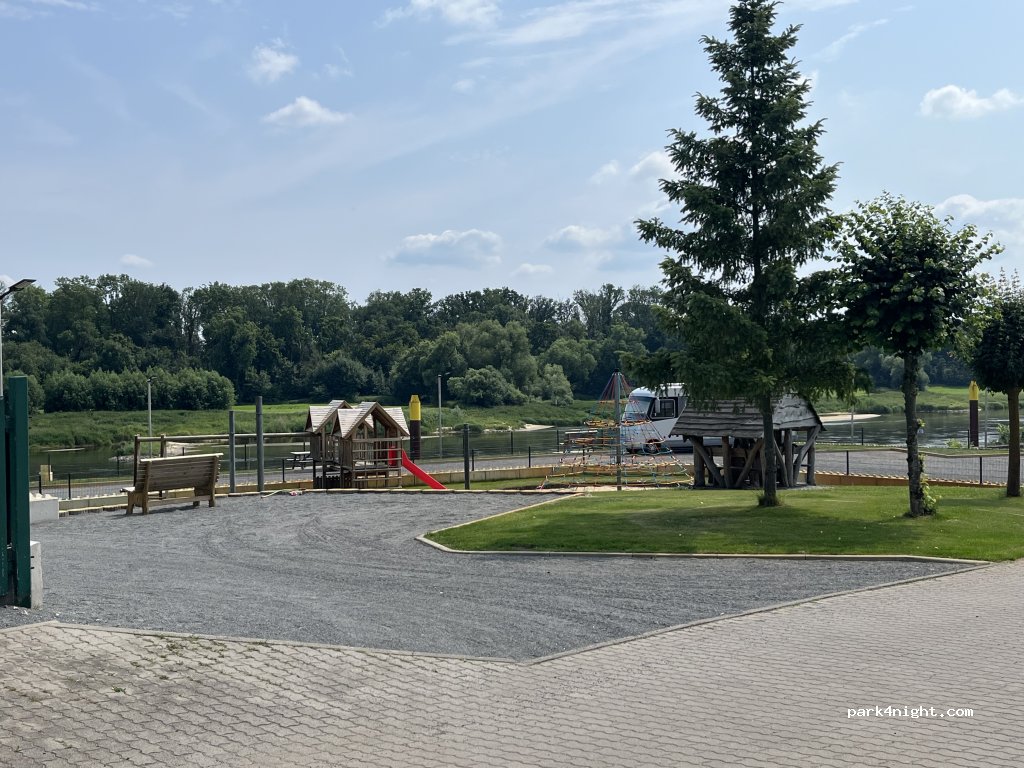 Wohnmobilstell- und Parkplatz  „An der Elbe“ — foto 4