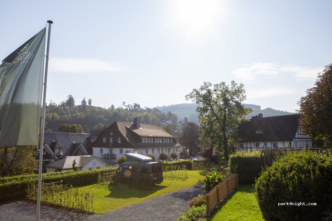 Parken mitten im Dorf — foto