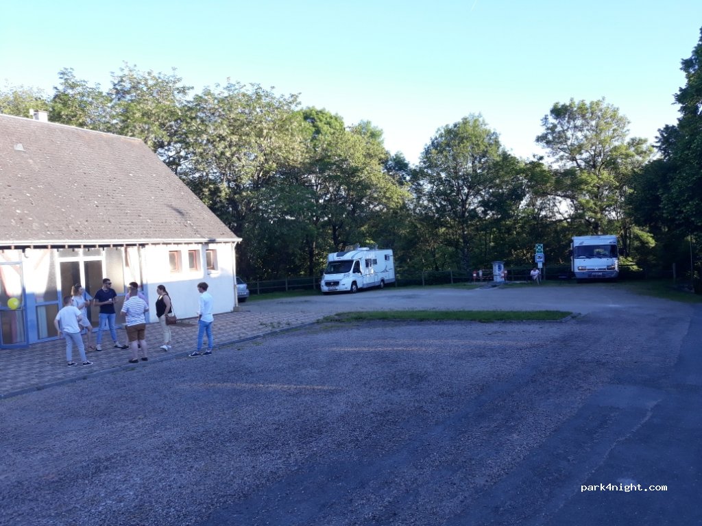 (36800) Oulches - Place Menneton — foto 2