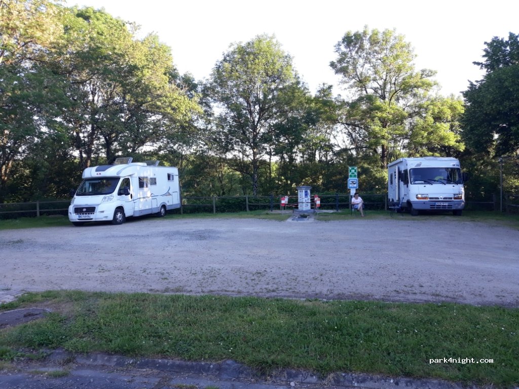 (36800) Oulches - Place Menneton — foto 3