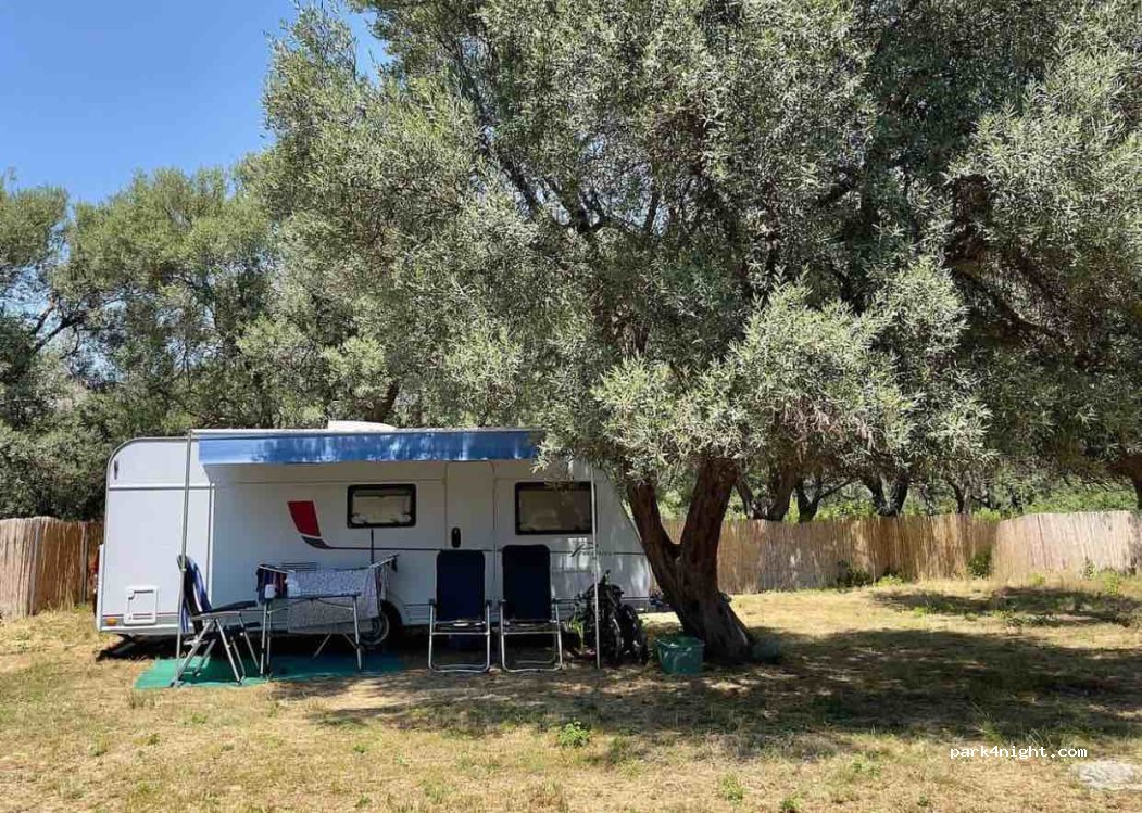 Borsh Olive Camping Caravan — foto