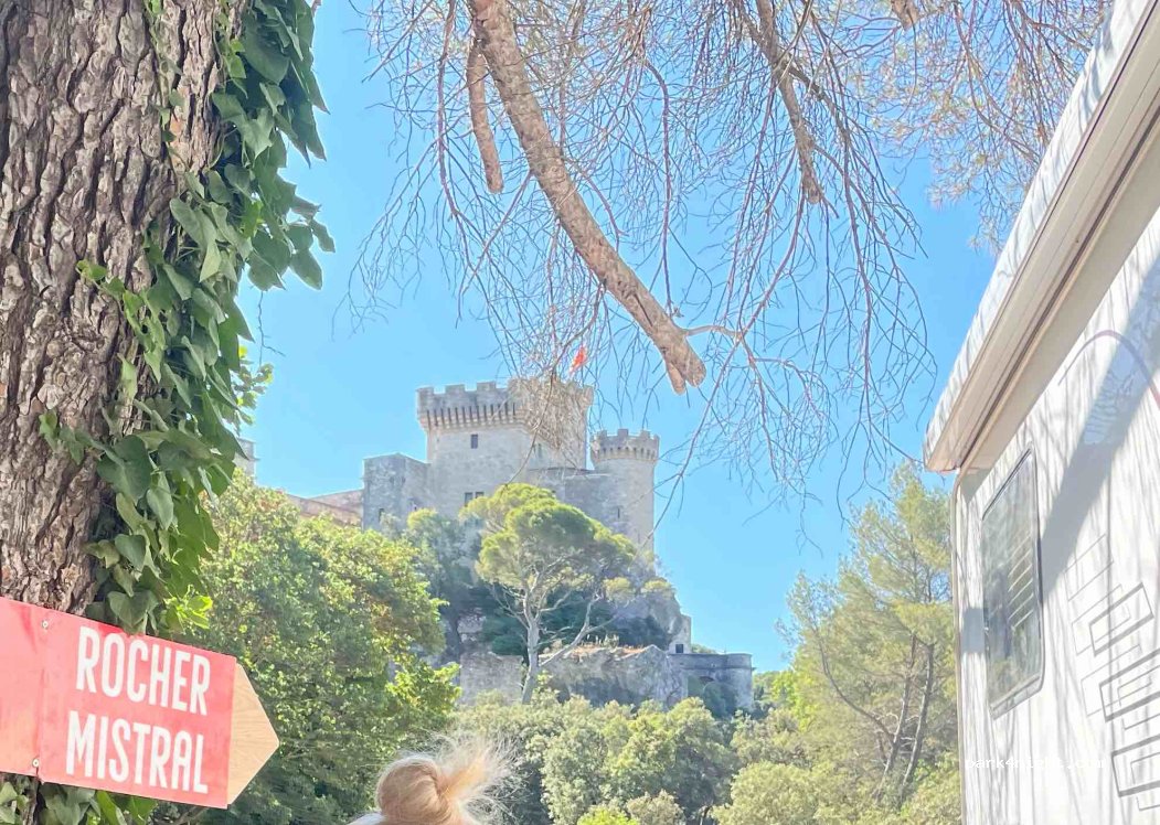 (13330) La Barben - 150 Baume de Matellas — foto