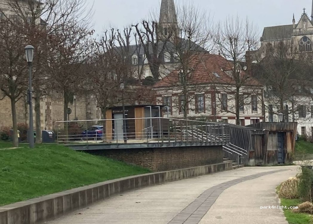 (89000) Auxerre - 4 Quai de la Marine — foto