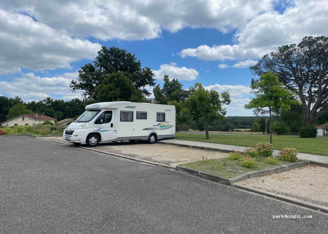 (33230) Le Fieu - 6 Le Bourg — foto