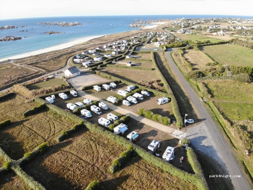 Aire de stationnement et service de Meneham — foto