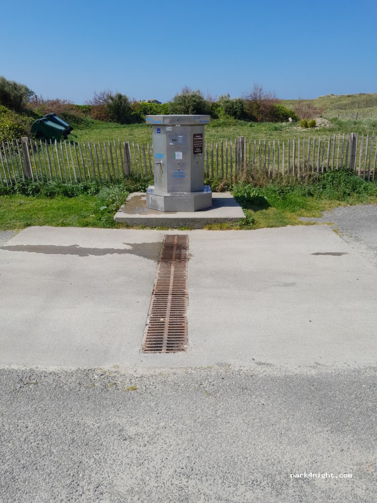 Aire de stationnement et service de Meneham — foto 3
