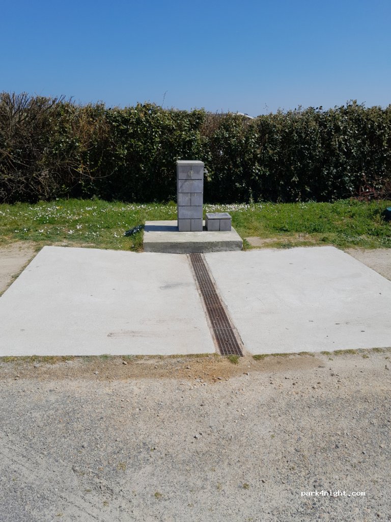 Aire de stationnement et service de Meneham — foto 4