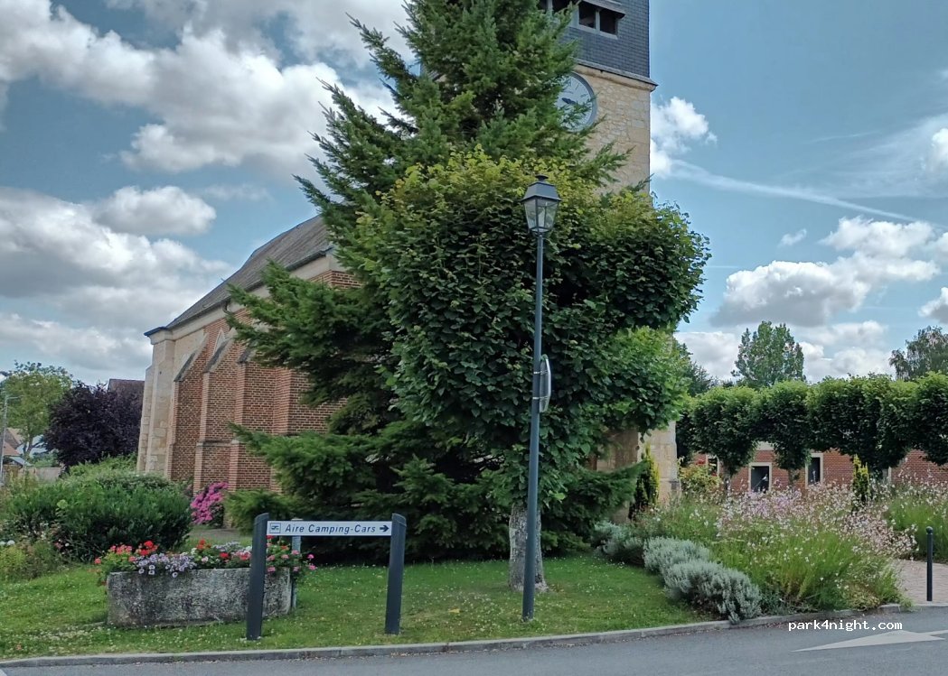 (60510) Laversines - 2 Place de la Mairie — foto