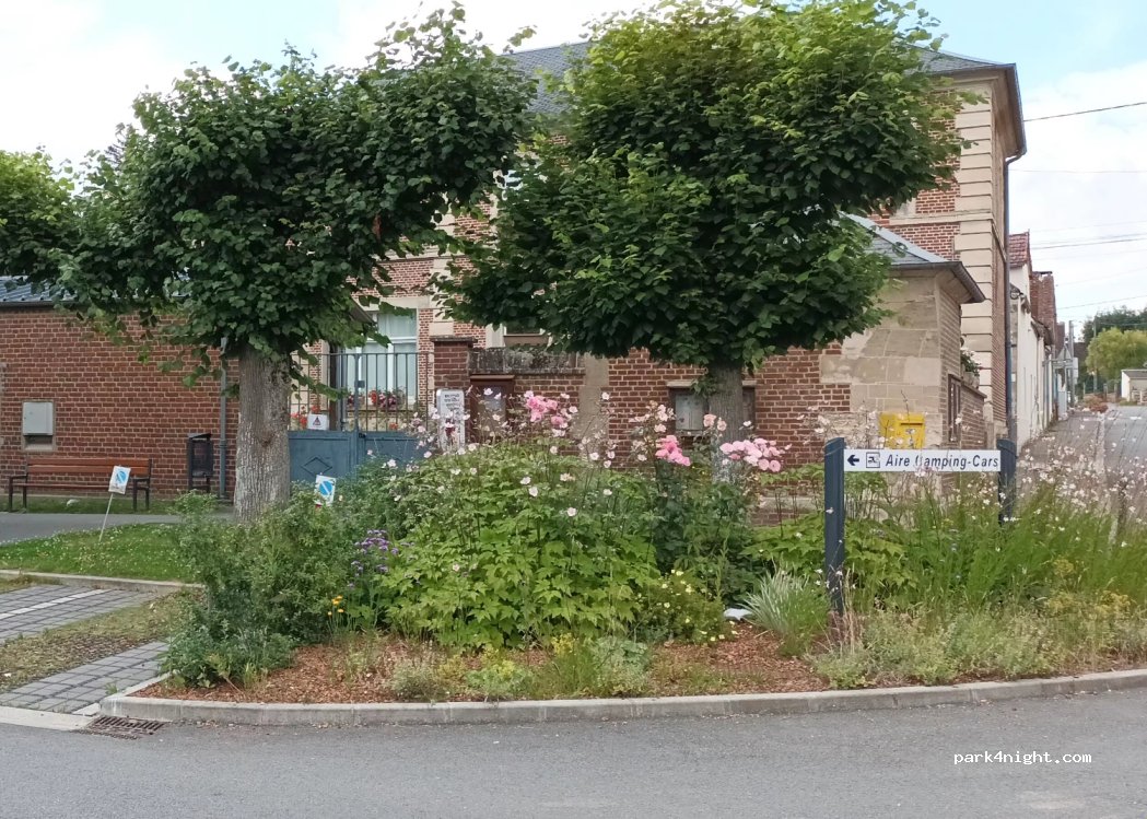 (60510) Laversines - 2 Place de la Mairie — foto 2